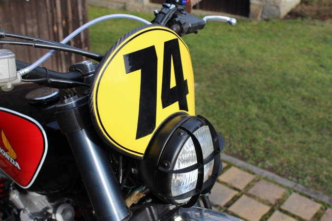 Enduro Scheinwerfer mit Lampengitter und CFK Startnummerntafel